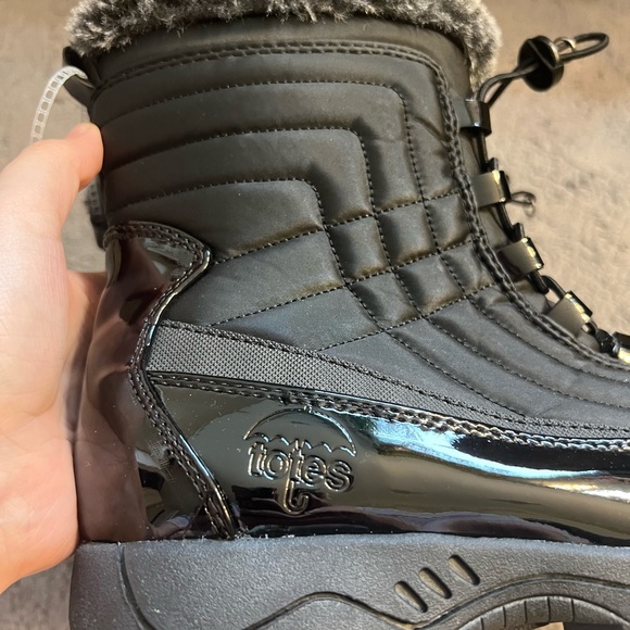 Tote’s Snow Boots - Picture 5 of 9